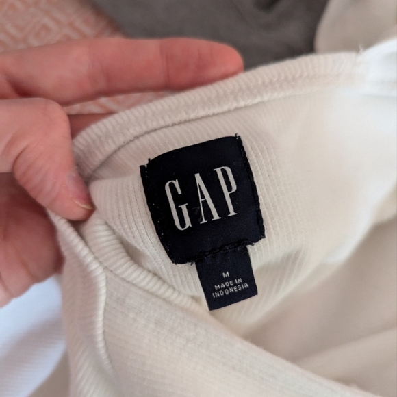 Tie-Back Cutout Ribbed T-shirt - Picture 4 of 4